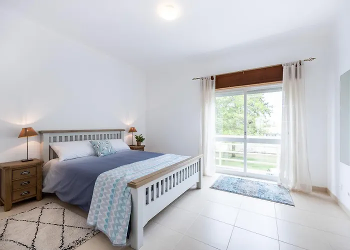 Sunny & Light 2-Bedroom Apartment